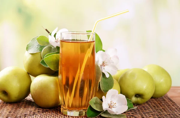 유리 사과 주스와 사과 — 스톡 사진