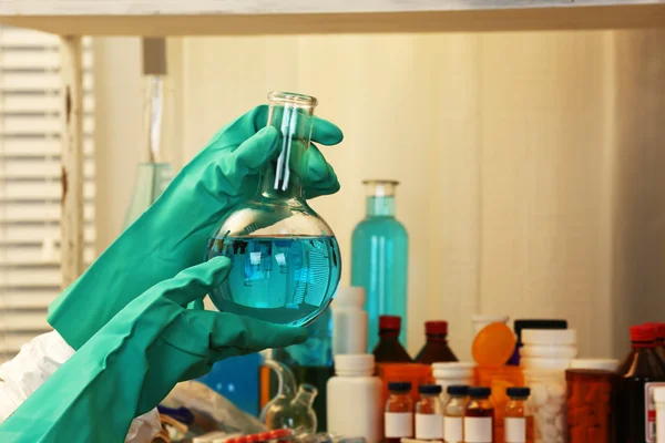 Chimico che lavora nel laboratorio farmaceutico — Foto Stock