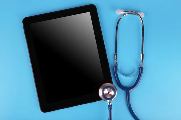 Tablet and stethoscope on blue background — 图库照片