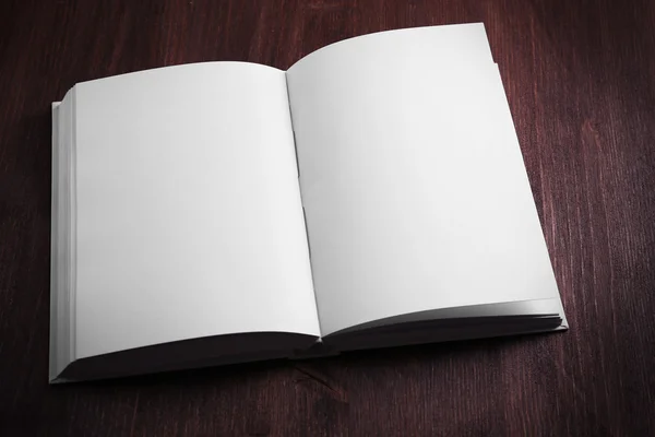 Livro em branco sobre fundo de madeira — Fotografia de Stock