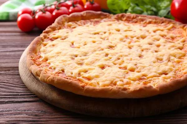 Pizza al formaggio con verdure in tavola da vicino — Foto Stock