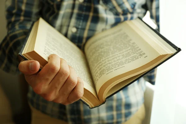 Young man reading book close up — Stock Photo, Image