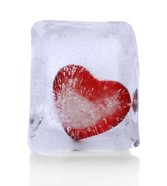 Corazón rojo en cubo de hielo aislado en blanco — Foto de Stock