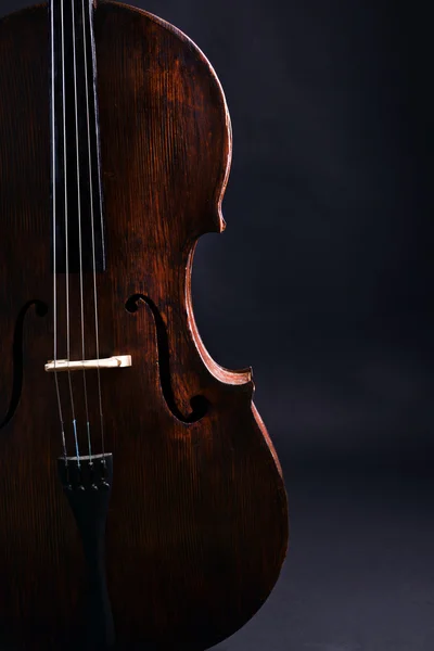 Violoncelo vintage em fundo escuro — Fotografia de Stock