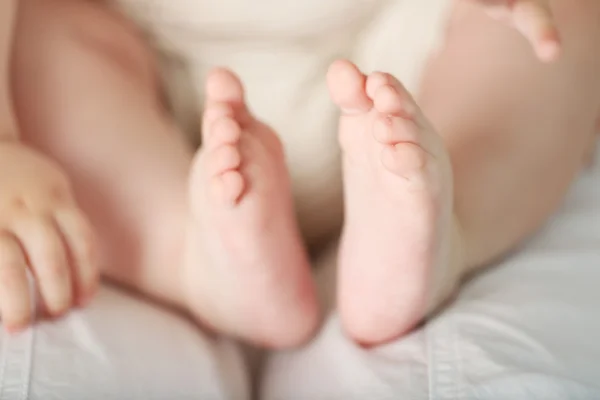 Manos y pies de bebé, primer plano — Foto de Stock