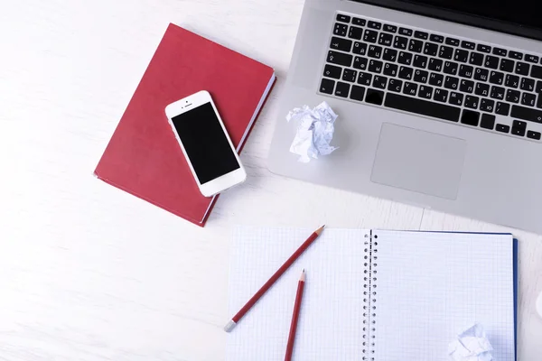 Material de escritório e gadgets na mesa branca, vista superior — Fotografia de Stock