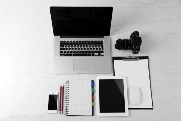 Bürobedarf und Geräte auf weißem Tisch, Draufsicht — Stockfoto