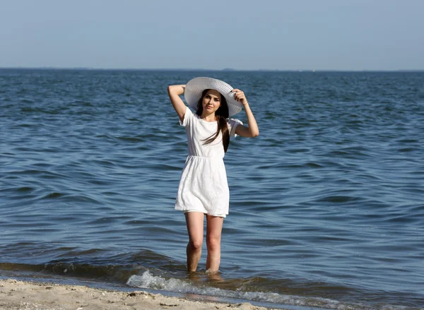 Bella donna che cammina sulla spiaggia — Foto Stock