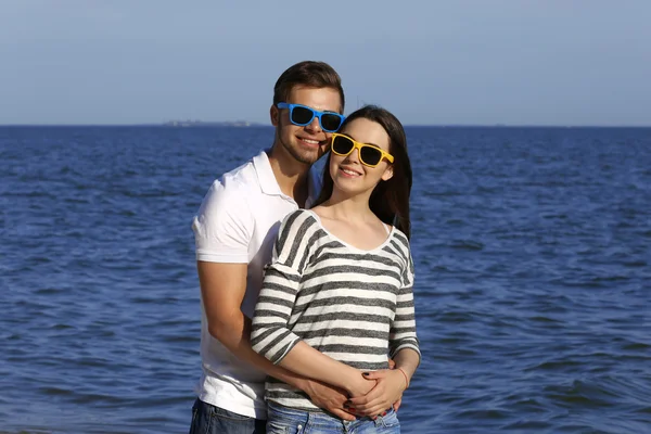 Beau jeune couple sur la plage — Photo