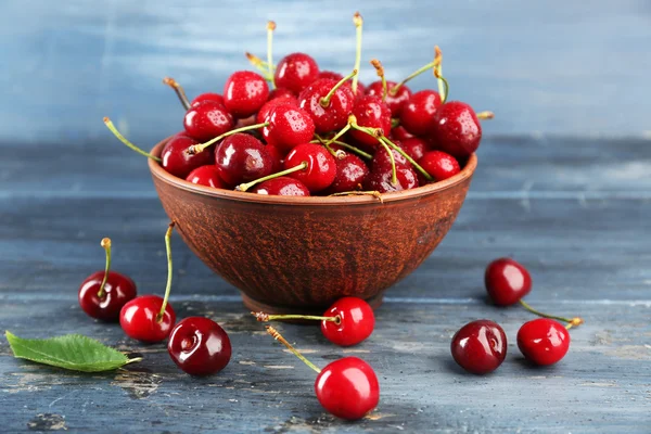 Fresh cherries in bowl on wooden background — Stock Photo, Image