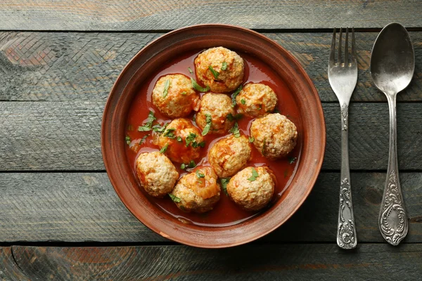 Balletjes met tomatensaus, op houten achtergrond — Stockfoto