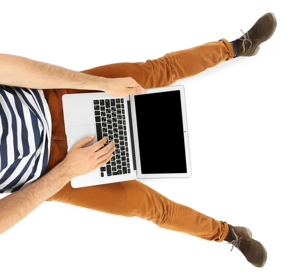 Jeune homme assis avec ordinateur portable isolé sur blanc — Photo