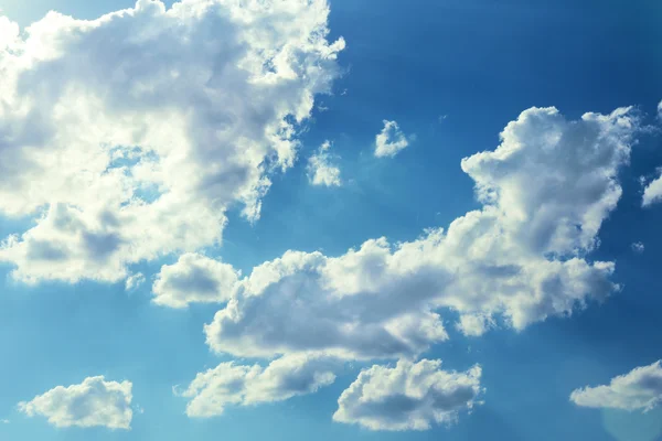 Cielo azul fondo con nubes — Foto de Stock