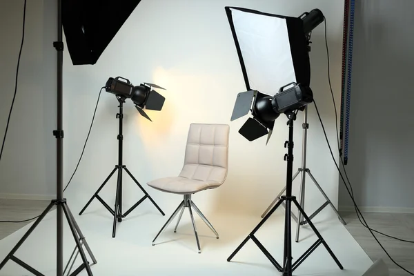 Fotostudio met modern interieur- en verlichtingsartikelenfabrieken — Stockfoto