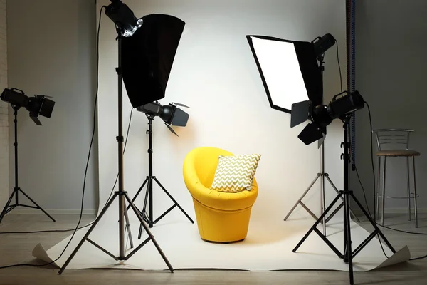 Fotoğraf stüdyosu modern iç ve aydınlatma ekipmanları — Stok fotoğraf