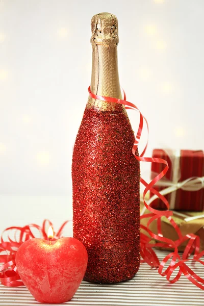 Garrafa de champanhe decorativa no fundo claro — Fotografia de Stock