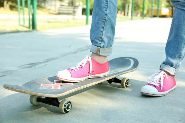 Joven skater en chancletas — Foto de Stock