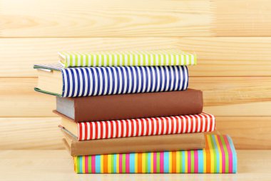 kitap raf, ahşap arka plan üzerinde yakın çekim