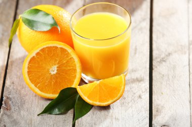 Tablo yakın çekim üzerinde portakal suyu