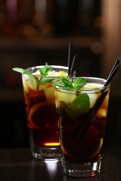 Bicchiere di cocktail in bar — Foto Stock