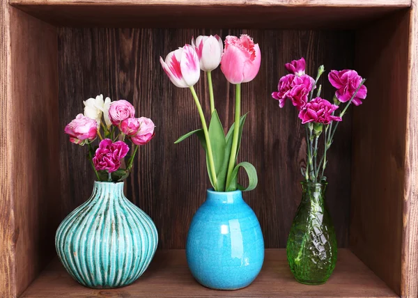 Fleurs fraîches de printemps sur fond en bois — Photo