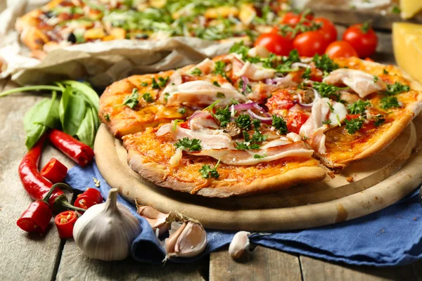 Pizza saporita con verdure in tavola da vicino — Foto Stock