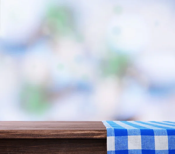 Mesa de madera vacía con servilleta sobre fondo claro —  Fotos de Stock