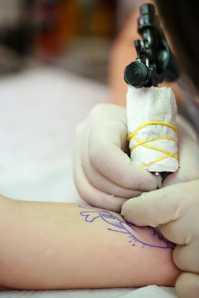 Татуировщик за работой, крупным планом — стоковое фото