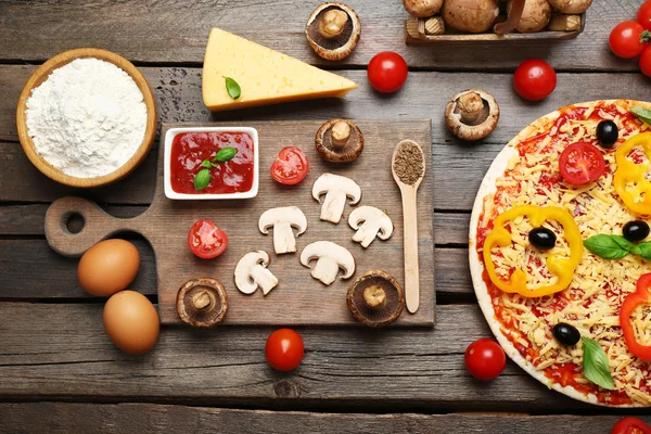 Zutaten für Pizza auf dem Tisch aus nächster Nähe — Stockfoto
