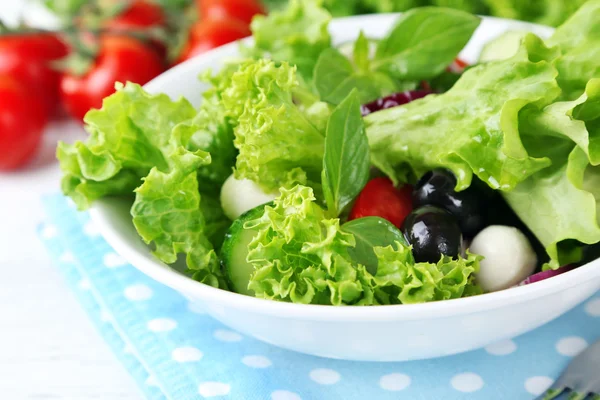 Свежий овощной салат в миске на столе вблизи — стоковое фото