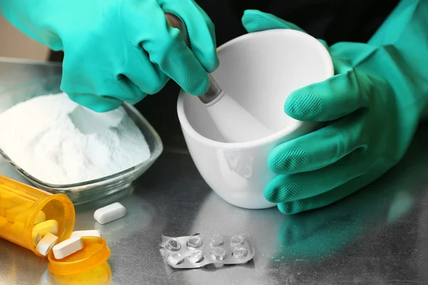 Químico trabajando en laboratorio de drogas — Foto de Stock