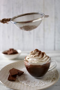 Kremalı bir fincan kahve.