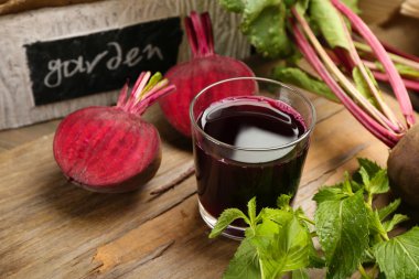 Ahşap masa, tatlı taze pancar suyu