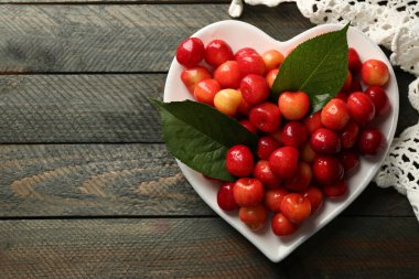 Yeşil yaprakları ile tatlı kiraz