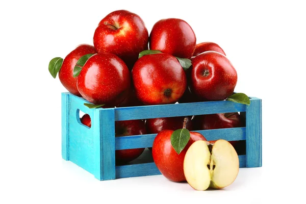 Rode appels in houten kist isoleren op witte — Stockfoto