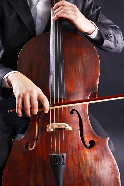 Homem tocando violoncelo de perto — Fotografia de Stock