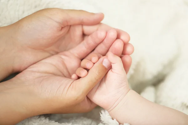 Vuxen och baby händer, närbild — Stockfoto