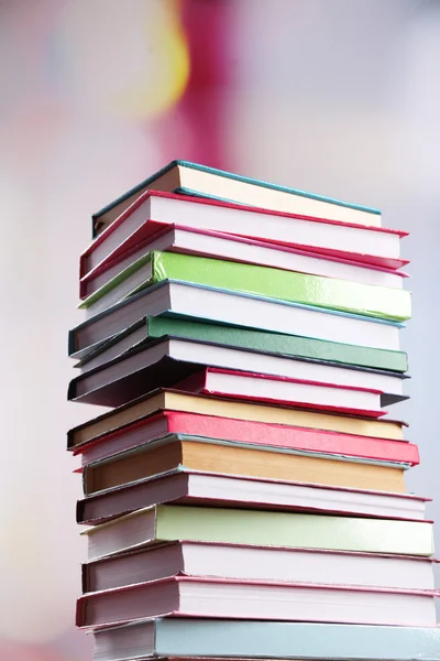 Pilha de livros sobre fundo brilhante — Fotografia de Stock