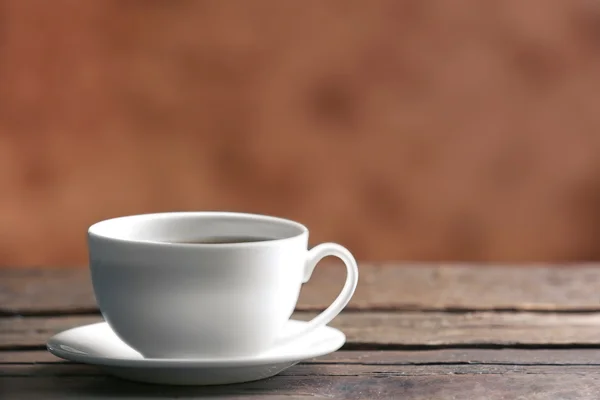 Tasse Kaffee auf verschwommenem Hintergrund — Stockfoto