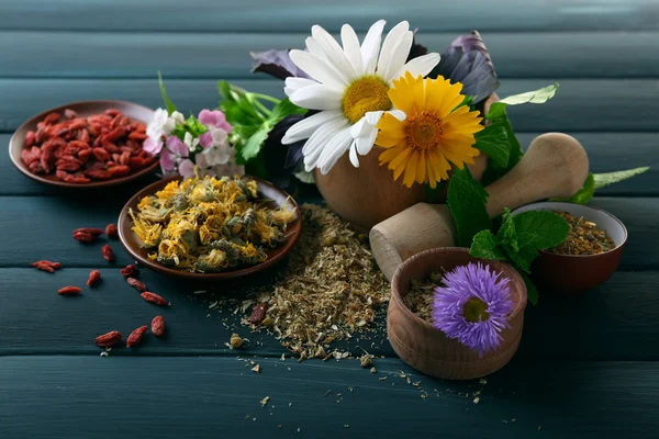 草药、 浆果和色木桌背景上的花朵 — 图库照片