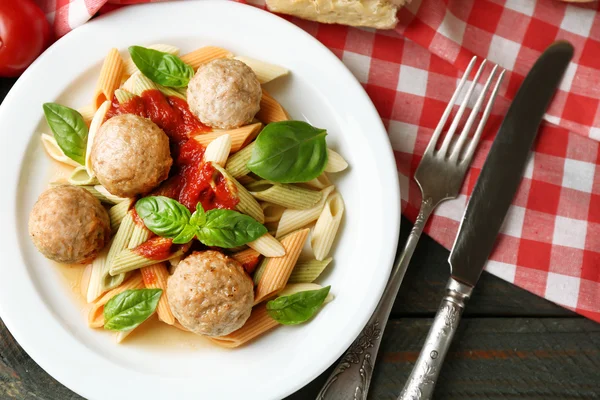 Pasta con polpette su piatto — Foto Stock