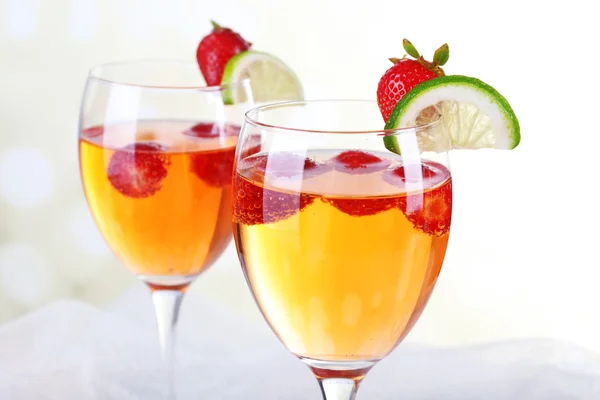 딸기와 함께 와인 잔 — 스톡 사진