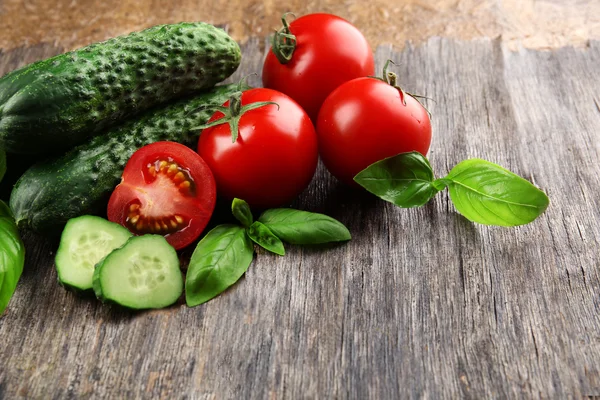 Verduras frescas sobre fondo de madera —  Fotos de Stock