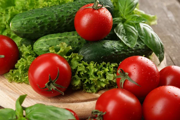 Frisches Gemüse auf Holztisch, Nahaufnahme — Stockfoto