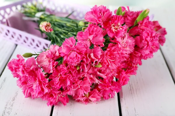 Piękny bukiet różowy Goździk na drewnianym stole z bliska — Zdjęcie stockowe