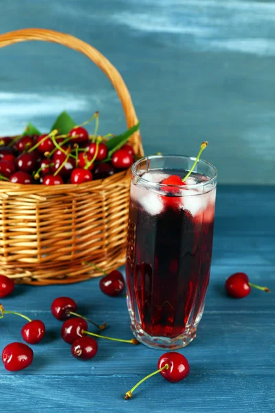 Frischer Saft mit Kirschen — Stockfoto