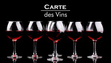 kadehlerin siyah arka plan üzerine