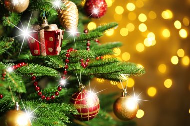 Süslenen Noel ağacı ışıkları arka plan üzerinde