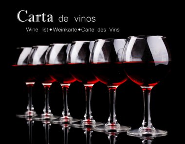 kadehlerin siyah arka plan üzerine