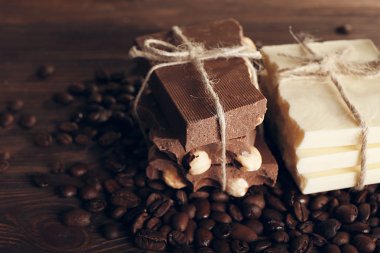 Kahve çekirdekleri, closeup ile bağlı çikolata yığın